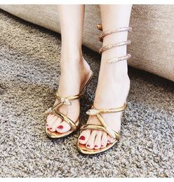 Diseñadores de mujeres Nuevas sandalias de verano Tacones altos sexy Sandalias envueltas en forma de serpiente Sandalias Zapatillas Tacones delgados Dedos expuestos Altura del tacón 9 cm 7 cm