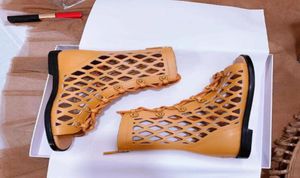 Des concepteurs de femmes rois bottines bottines Martin et bottes de combat inspirées de bottes militaires en nylon Bouch nylon attaché à la cheville avec 1586914