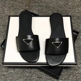 Kobiety projektanci pantofel sandały płaskie klapki japonki letni trójkąt skórzane odkryte mokasyny buty do kąpieli kostiumy kąpielowe kapcie czarny biały brązowy modne buty-
