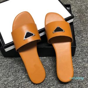 Diseñadores de mujeres zapatillas Sandalias Diapositivas planas Flops Cuero de verano Mocasines al aire libre Zapatos de baño Ropa de playa Zapatillas Negro Blanco Marrón zapatos de moda