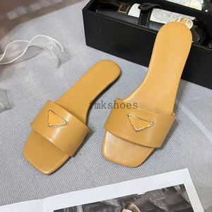 Femmes designers Slippers Sandals Chaussures designer glissades planes tongs Summer Summer Triangle en cuir modes de bain Sandal Sandal Sandale 5.7 03