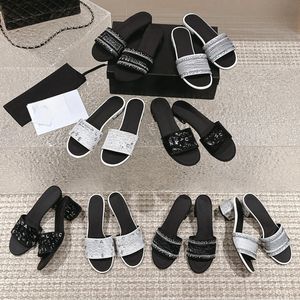 Femmes Desinger Platform Slippers Crystals Crystals Plat Sandale Brondinage C Diamants Blilings Slipper Block Talon Summer Pish Piscine Slides Flip Flops Mules