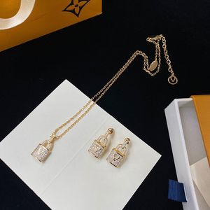 Vrouwen diamante sieraden set luxe diamanten goud vergulde sieraden ketting oorbellen sloten roestvrijstalen gepersonaliseerde metaalaccessoires