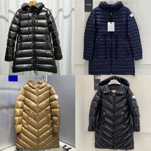 Femmes Down Parkas Badge Brodé Moyen Long Épais Taille Chaude Slim À Capuchon Vers Le Bas Veste D'hiver Designer Puffer Jacke Top Taille 1/2/3/4