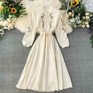 Vrouwen jurk bohemien borduurwerk bloemen cheongsam es lente herfst slanke beige vestidos 210423