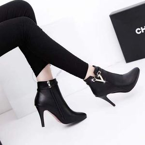 Chaussures habillées pour femmes automne et hiver dames bottes courtes rouges mariée fine pointe chaussures à talons hauts mariage