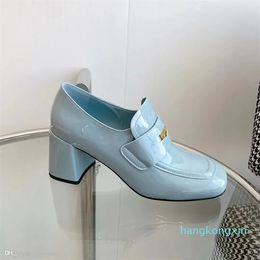 Damen-Kleidschuhe, Designer-Stil, Luxus-Kleid, Lackleder, High Heels, sexy, quadratisch, dicker Absatz, Metallknopf, Schuhe mit echten Ledersohlen