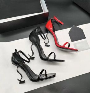 Femmes habillées chaussures hautes talons designer en cuir breveté Gol Tone triple noir Nuede Red Womens Lady Fashion Sandals Party Mariage de 2900134