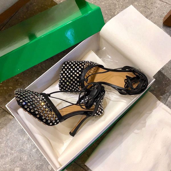 Zapatos de vestir de mujer Tacones altos Sandalias elásticas brillantes Sandalias de malla de cuero Correa en el tobillo Tacón alto Tacón de diseñador Bomba con punta cuadrada Zapato de boda de lujo de moda 9 cm