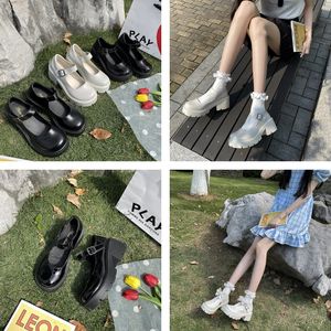 Femmes Robe Chaussures Top Qualité Sier Boucle En Cuir Soie Pointu Toes Slingback Pompes Talon Chaton Talons Aiguilles Sexy Party Designer Mariage Dîner Bureau Sandales GAI