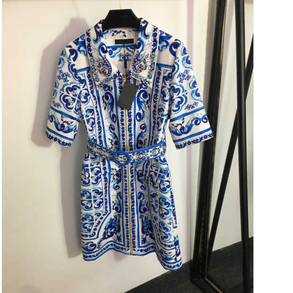 Vestido de mujer Ropa de diseñador para mujer Cinturón estampado de porcelana azul y blanca Cintura metida Cuenta clavada Solapa Cremallera de manga corta A1