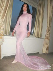 Robe femme Yousef aljasmi Soirée kimkardashian Col haut Rose Sirène Robe longue schiaparelli Haute Couture par danielroseberry