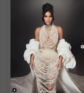 Las mujeres visten a Yousef aljasmi con hilos de perlas para Karl Kimkardashian en schiaparelli Haute Couture personalizado de danielroseberry