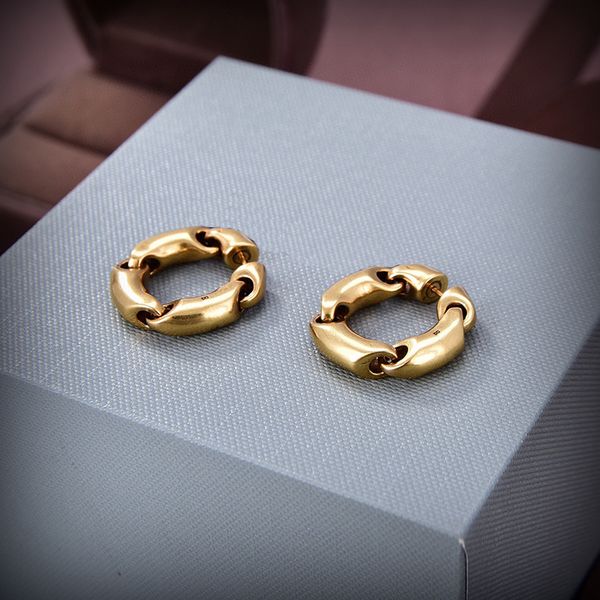 Pendientes de mujer Pendientes geométricos de metal brillante de oro curvo Diseñadores Cadena de letras Anillos de oreja de bucle grande Señoras Pendientes de oreja de latón antiguo vintage