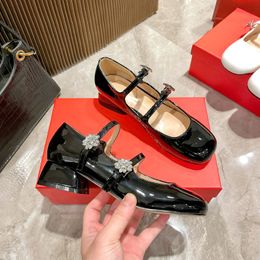 Femmes élégantes chaussures de créateurs Mary Jane Femmes Square Toes Patent Cuir en cuir Black Blanc Red Abricot Casual Shoe 35-39