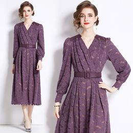 Damen-Midikleid mit eleganter Passform, gerüschter Spitze, französischer Designer, Puffärmel, V-Ausschnitt, schlanke hohe Taille, Urlaubsparty-Kleider, 2023, Frühling, Herbst, Landebahn, Büro, Dame, solide Kleider