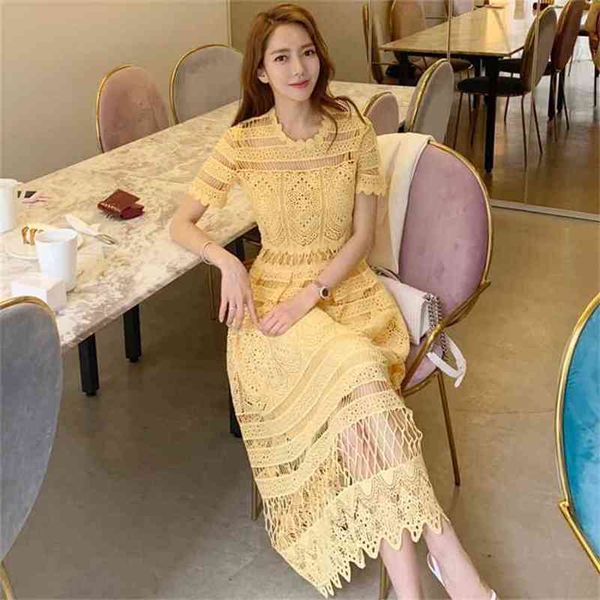 Femmes élégantes jaune dentelle robe été Style à manches courtes évider Sexy vêtements décontracté femme fête Midi Vintage 210520