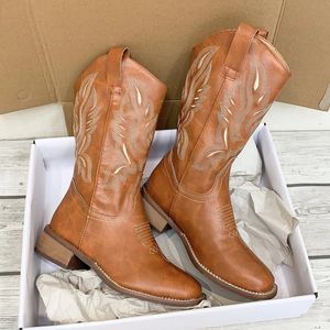 Femmes Manches brodées Motorcycle Boots Boots Western Cowboy V-Bouth Mouillette Middle Tête carrée épaisse Bottes de cheval 240408