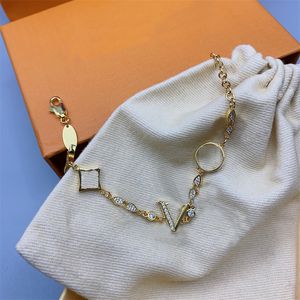 Vrouwen prachtige armband Designer letters geometrische bloemblaadjes ingelegde strass -strasse glanzende armbanden goud zilver verkrijgbaar in 2 kleuren