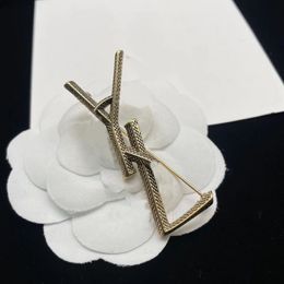 Dames mode broches designer sieraden letters retro broche dames voor feestaccessoires ontwerpers pins gouden pin d2211071f