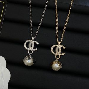 Vrouwen modeontwerper ketting witte parel bal hang ketting als origineel logo gouden zilveren kleur luxe ketting voor feestgeschenken