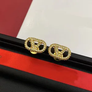 Dames modeontwerper stud oorbellen volledige diamanten luxe oorbellen v letter hanger extravagante stijl messing engagement oorrang