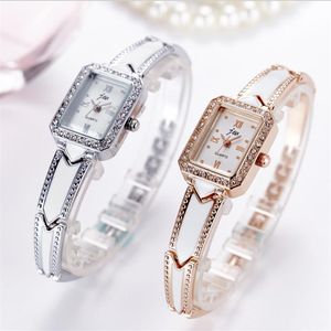 Dames modejurk horloges armbandband ontwerp witte retro -stijl kwarts kijk goed cadeau vrouwelijk polshorloge rhinestone casual clo210i