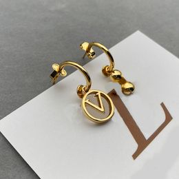 Femmes boucles d'oreilles en or mode étalon de créateur de luxe pour femmes simplicité asymétrique 2023 lettre accessoires de plantes