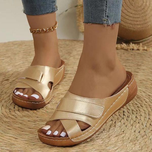 Fonctionnelles Fashion Gold coin Sandales Summer Lightweight Casual Platform Plateppers Femme Plus taille de plage confortable glissades 240412