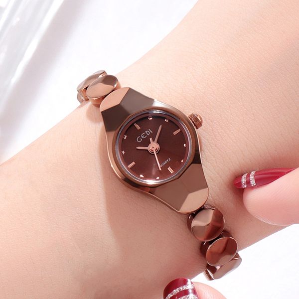 Relojes de lujo de moda para mujer de alta calidad. La pulsera de aleación es pequeña y delicada. Reloj de cuarzo con batería de diseñador.