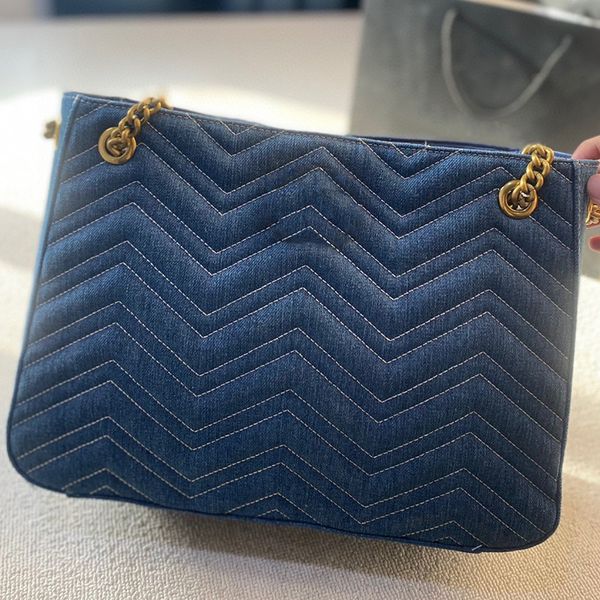 Fashion Fashion Medium Crossbody Designer Bag New Italy Brand Luxury Retachable Cadena de oro bolso Bolso de color azul de alta calidad Bag de hombro en forma de V en forma de