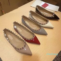 Chaussures habillées à base plate pour femmes, sangle avec clous, pantoufles Sexy à bout pointu avec boucle, sandales à plateforme, escarpins de mariage