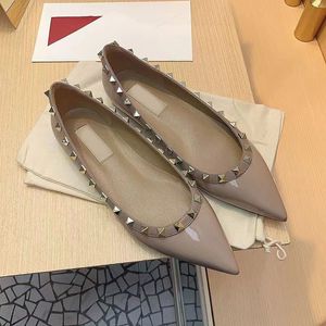 Dames Platte basis Jurk Schoenen Riem met studs Klinknagels Dame Meisjes Sexy Puntige Feestneus Gesp Slippers Sandalen Plateau Pumps Bruiloft Zwart rood wit grijs blauw