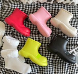Botas de piel para mujer Botas de lluvia de diseñador Plataforma Bota de PVC de goma Botas de lluvia impermeables Apariencia Candy Clor Botines impermeables antideslizantes ligeros