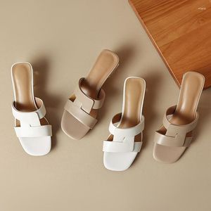 Vrouwen echte 420 2024 Elegante slippers Leer 4 cm dikke hakken buiten Romeinse retro hoge kwaliteit schoenen Solid Concis 46