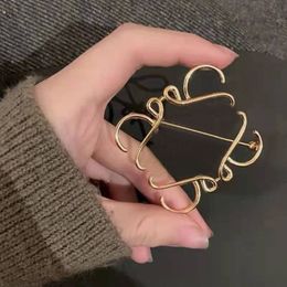 Vrouwen geometrische broches ontwerper jurk sieraden gouden zilver anagram broche pin hollow out broche heren borst pakken luxe pinnen mooi