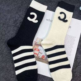 Femme fille Stripe Special Letters Choques chaussettes en coton respirant avec lettre correcte
