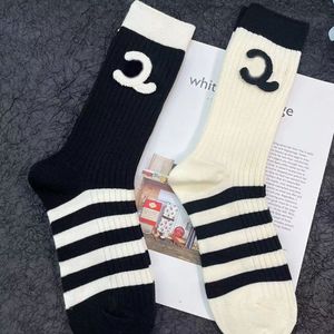 Chaussettes en coton respirantes avec lettres spéciales à rayures pour femmes et filles, avec lettres correctes