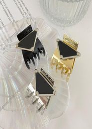 Femmes Girl Triangle Letter Claw Claw Clips Metal Letters Coiffes Claws for Gift Party Fashion Hair Accessories 3 Colors7837804