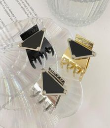 Femmes Girl Triangle Letter Claw Claw Clips Metal Letters Coiffes Claws for Gift Party Fashion Hair Accessories 3 Colors9807778