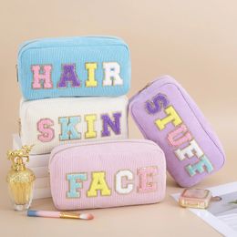 Vrouwen meisjes reizen corduroy chenille letters patch huidverzorging gezicht haar spul make -up cosmetische tas voor dagelijks gebruik 240429
