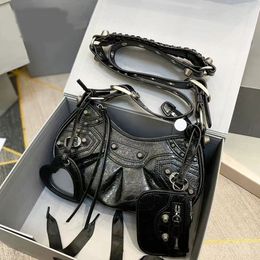 Femme sac à main sans bras pliant Crescent Sac d'épaule vintage Rivet Locomotive Bagleather Biker Sac élégant Sangs de moto