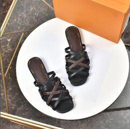 Sandales à talons hauts pour femmes Top Quality Alphabet Leather Women's Sandal Shoes Low Heels Slippers