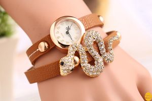 femmes vente chaudeNouveautés femmes vintage bracelet en cuir montres, ensemble tarière chaîne rivet bracelet femmes robe montres, femmes montres-bracelets