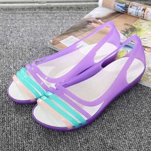 Sandalias de gelatina para mujer, zapatos de playa suaves y cómodos de arco iris de verano 2020, zapatos de goma planos informales de goma para mujer, zapatos de gelatina de Color caramelo 36-41 Y0608