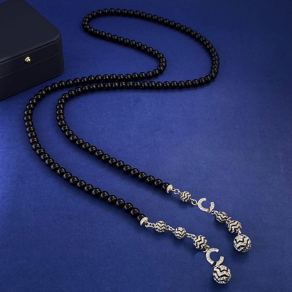 Diseñador de joyas para mujer Collar de latón clásico de lujo Marca francesa Junta de bambú negro Resina Perla con incrustaciones de diamantes de imitación Suéter Cadena Collar con dijes Regalo para la madre