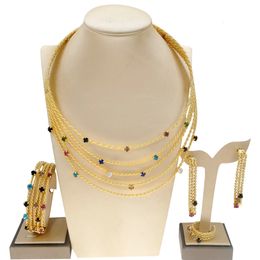 Vrouwen sieraden set Brazilië Goud vergulde kleurrijke strass ketting oorbellen Bracelet Cutout Design Wedding Banquet 231221