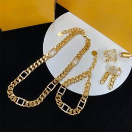 Conjunto de joyería para mujer Diseñador de lujo Chapado en oro Diamantes de imitación Carta Cadenas anchas Collar de cadena cubana Pulsera Mezclar libremente Regalo para mujer