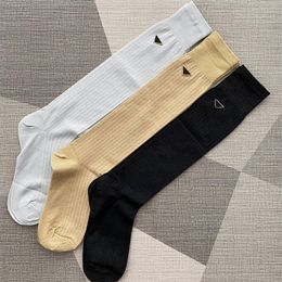 Femmes genou longueur Chaussettes Designer de luxe de mode chaussette tricotée femmes été sexy couleur bonbon japonais chaussette femme accessoire