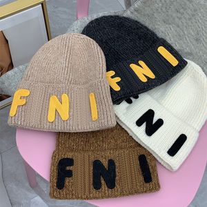 Dames gebreide muts Lady Beanie Cap Designer Skull Caps Luxe Letter Design Winterhoeden 4 kleuren Leuke warme mutsen